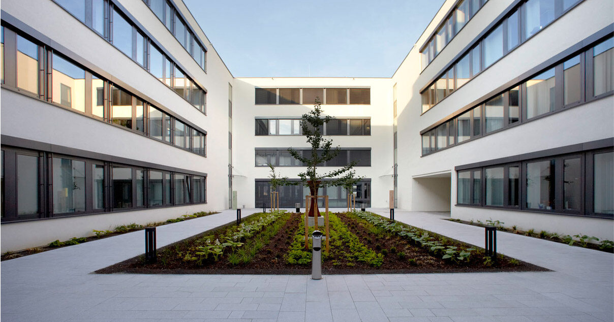 Wirth_grosserSlider_Buerobauten_AtriumErlangen1