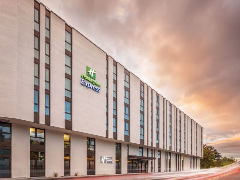 02_holiday-inn-hotel-erlangen-fassade_x800