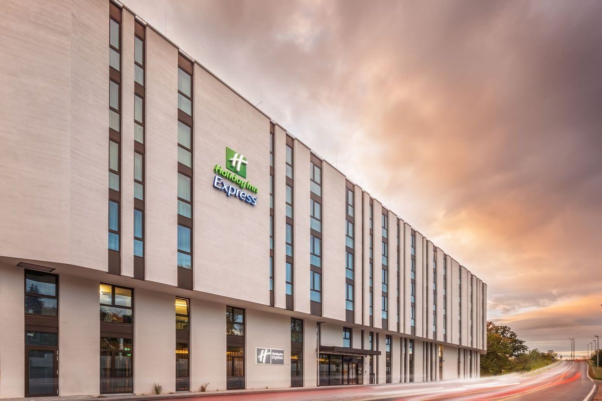 02_holiday-inn-hotel-erlangen-fassade_x800