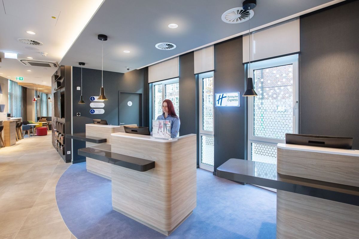 03_holiday-inn-hotel-erlangen-empfang_x800