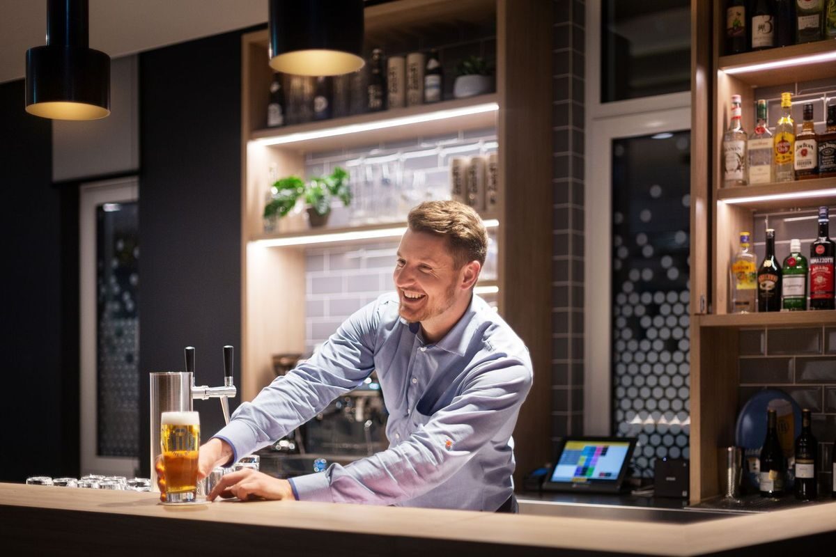 22_holiday-inn-hotel-erlangen-bar_x800